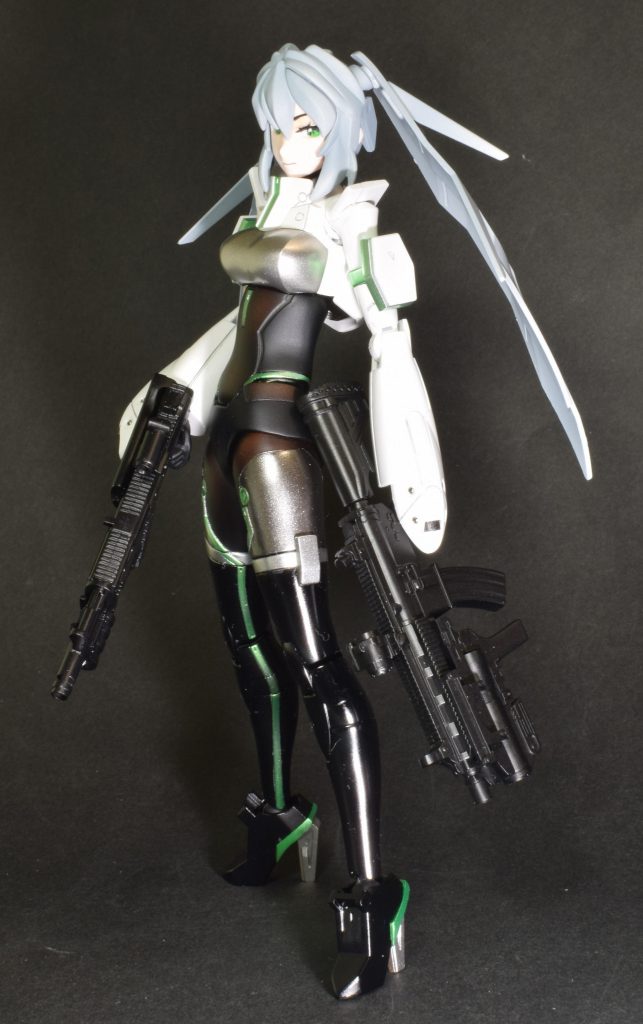 緑のラインはベースにシルバーを入れてクリアグリーンを。