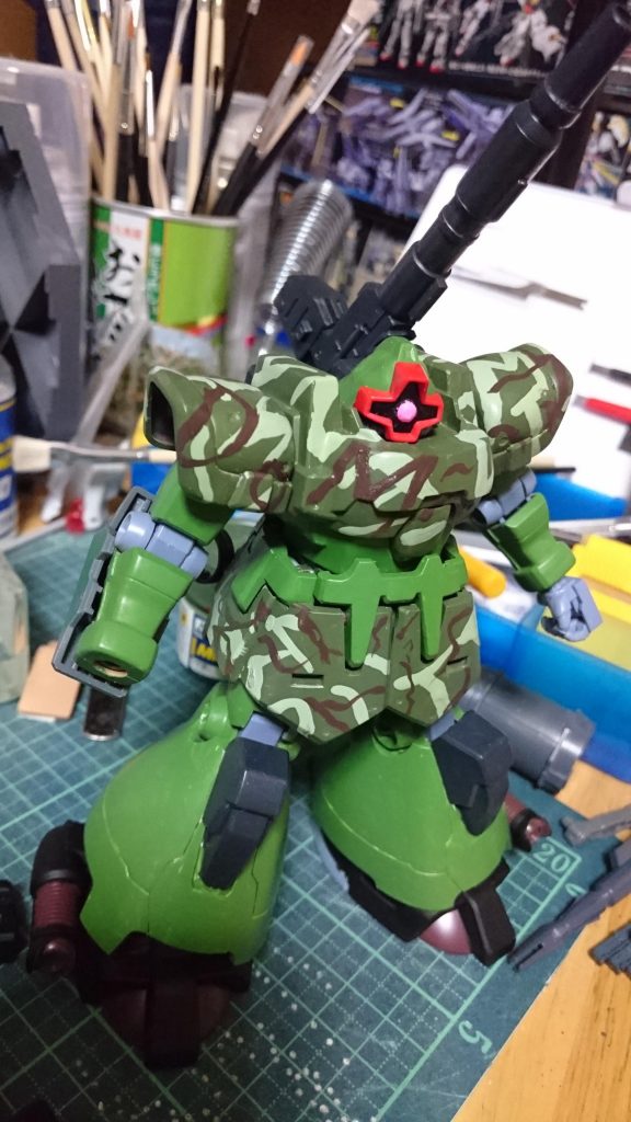 迷彩柄に紛れて「DOM」の文字を入れてみました