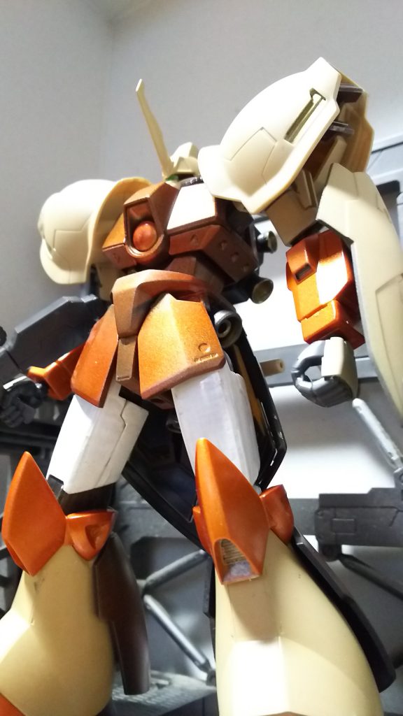 武装とお手手はシステムウェポン(BR)の手に変更、あと腕のカドをちょいと削ってございます。

サイドスカートの受けが折れたのでバーニアを仕込みましたがこれもとれてしまったので潔くオミット。