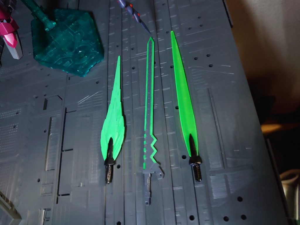 ソードは3種類作ってみました
左から
旧キットそのまま
コトブキヤ
柄パーツにクリアパーツを付けた物