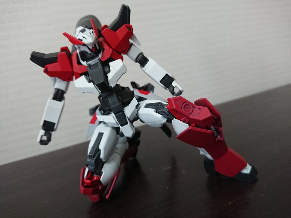 脚部は2パーツに分けて可動を妨げない作りにしました。