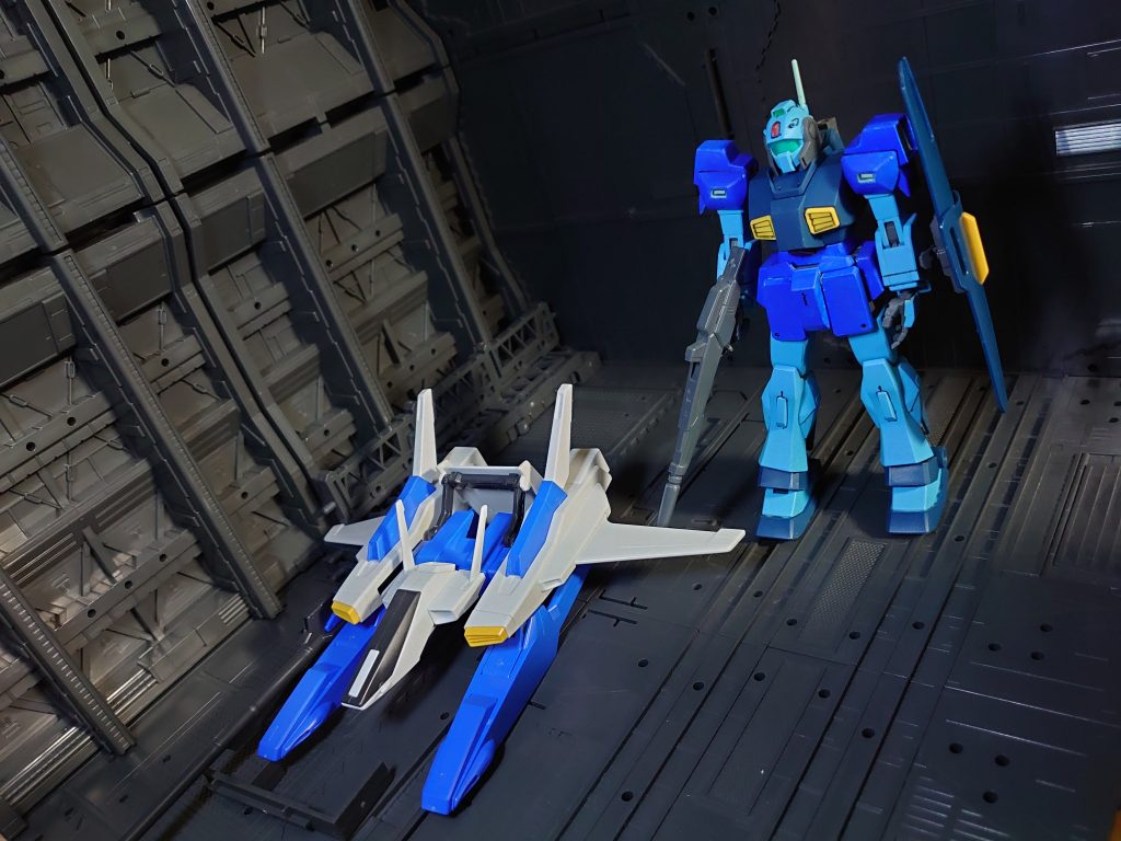 バックパックに合体用のアタッチメントを付けた以外は基本的に素組み、カラーリング変更しただけです