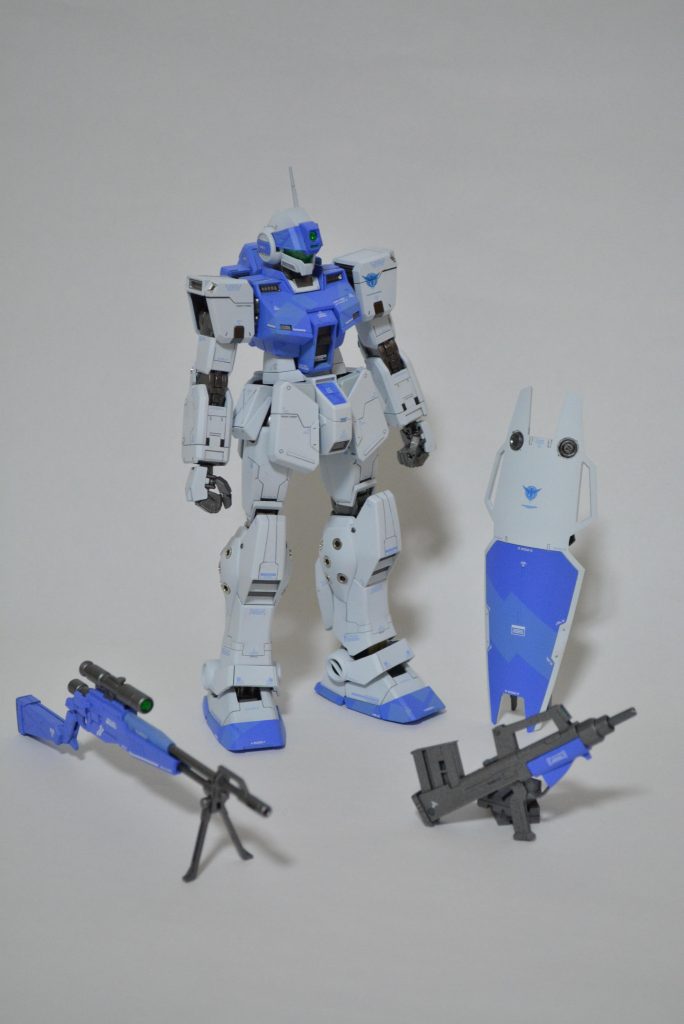 全身ショットと武装類。地味にスナイパー・ライフルとブルパップ・マシンガンのレンズは別パーツ用意して塗装し、接着してます。