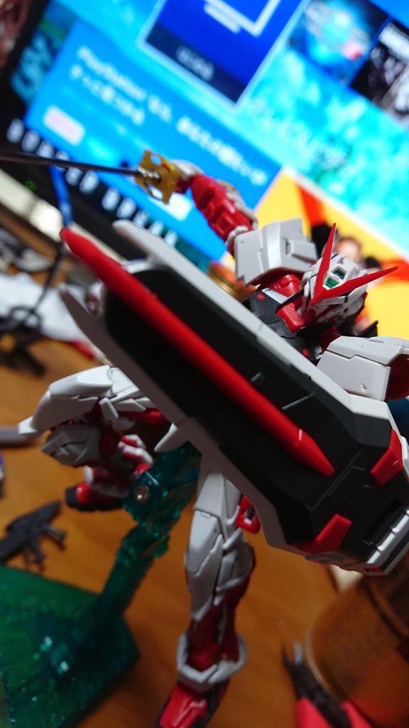 シールドを構えて突撃する姿