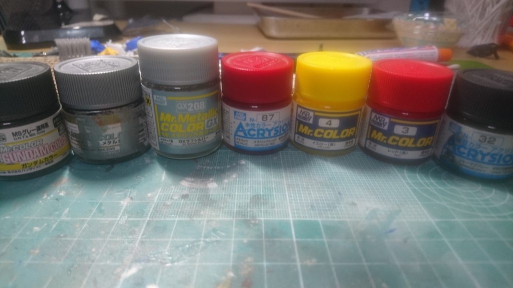 使用した塗料です。
関節は、MSグレーとシルバーを1:1
バーミアは、GXラフシルバーを筆塗り内部をメタリックレッド
写真撮るの忘れたのですが…
目をブラックとメタリックグリーンで塗装しています。