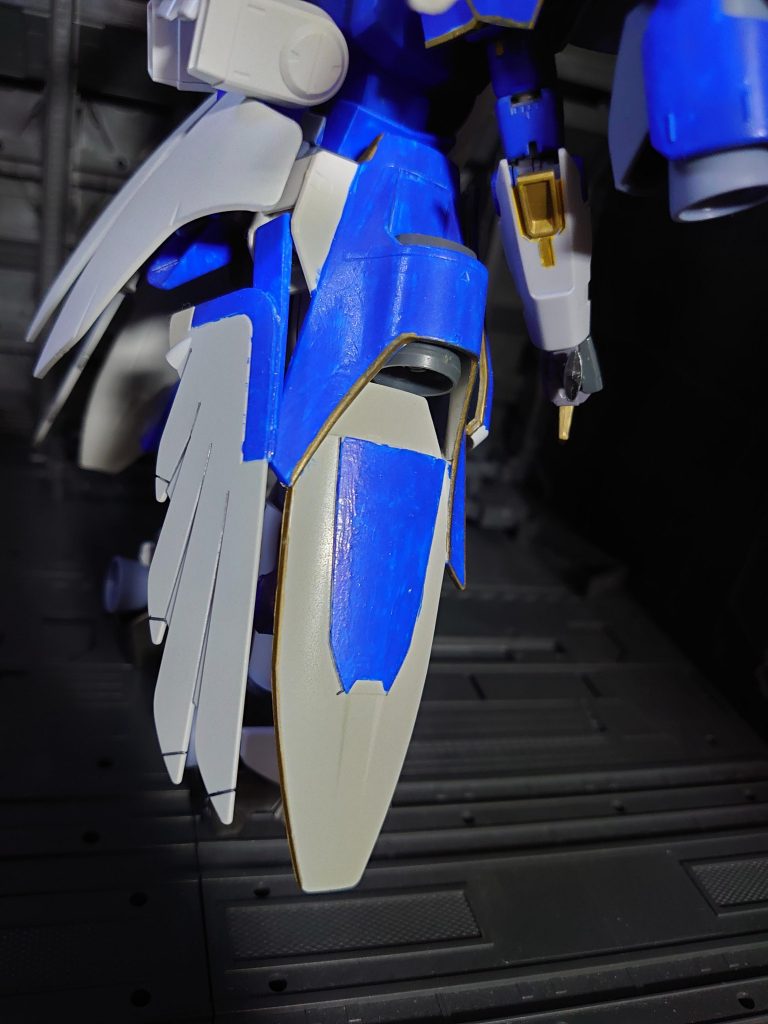 腕はサザビーそのままだと太く感じたのでRギャギャから流用
スカートはMGステイメンのテールバインダーとポータントフライヤーから流用してみました