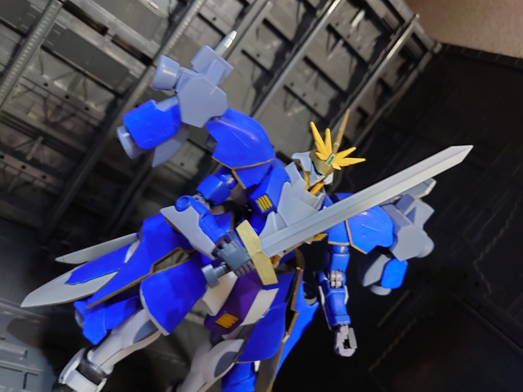 武装は剣と腹部メガ粒子砲のみ