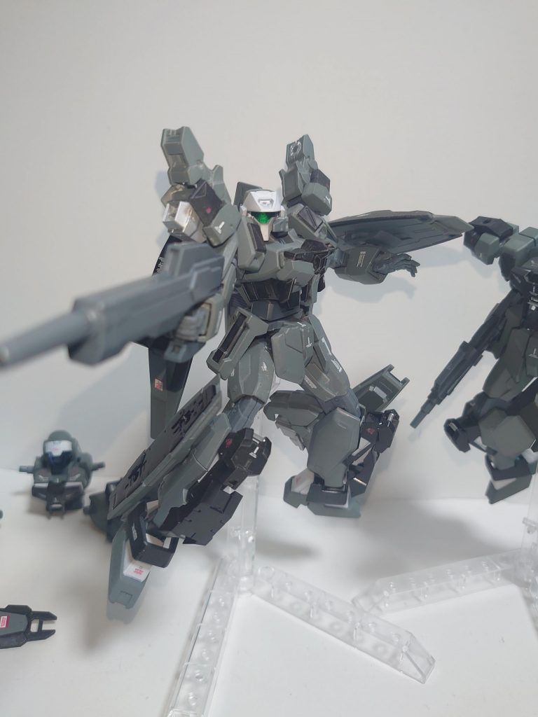 製作途中の物。
ひとまず、一般機からの変更箇所だけを制作して全体のバランスを確認。
この頃は脚部のオプションが定まってなく、肩部がやや横に広めでした。


最後に配色ですが、アクティブアデルと共通で

グレー部分はクレオスの軍艦色２（横須賀）
黒部分はクレオスのメタルブラック
白部分はクレオスの艶消しホワイト
銀部分はクレオスのシルバー
銀部分以外を艶消しトップコート、最後にシャインシルバーで部分塗装しています。

Ｇストライカー部隊もようやく指揮官機が登場して、部隊っぽくなってきました。
次回はまた、アクティブシリーズの機体を投稿したいと思います。
最後まで閲覧ありがとうございました。