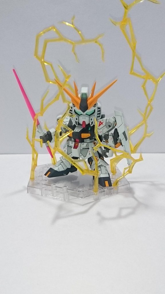 ビームサーベルは蛍光カラーで塗装。

劇場公開当時のポスターで電撃を纏ったνガンダムがありました。