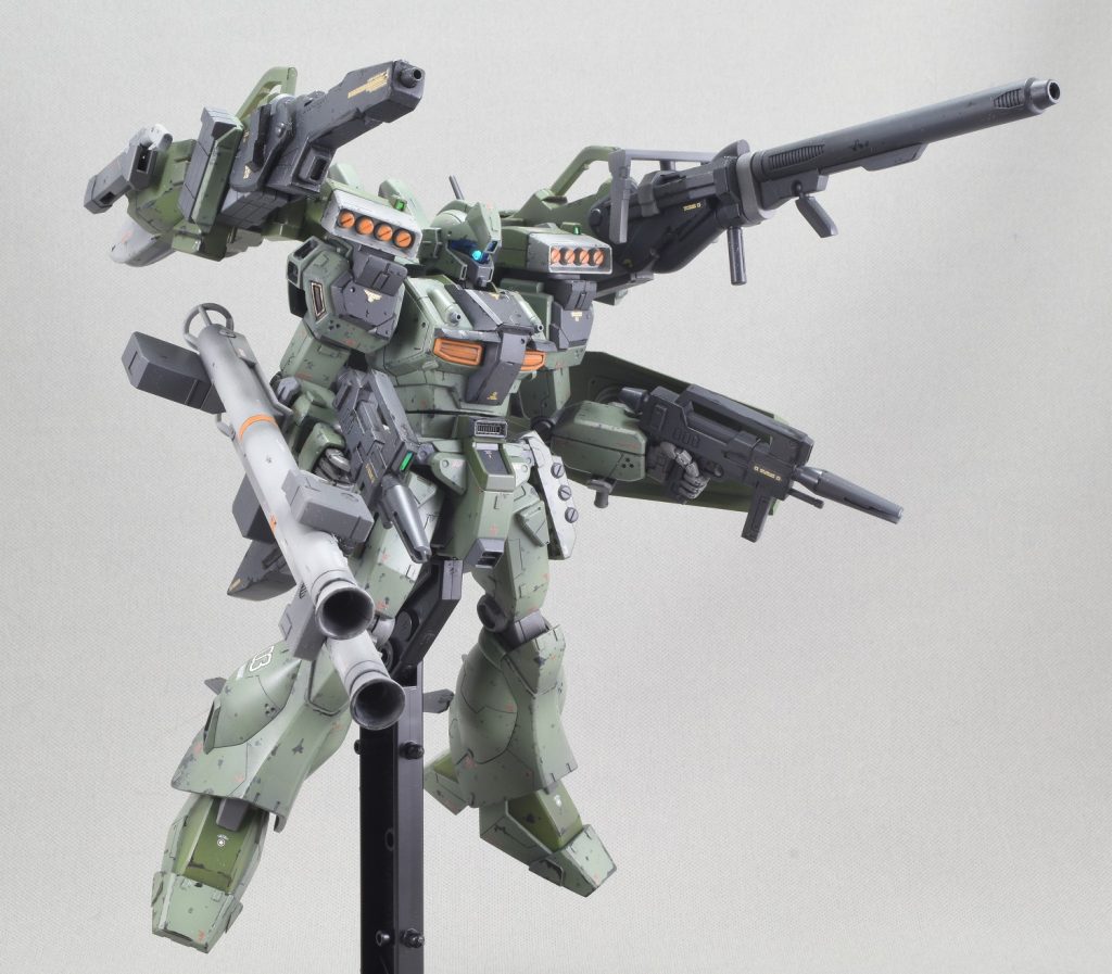 脚部はAMBAC機動の姿勢制御モジュール(のハズ)なので、上半身のみに集中的に盛り盛り。