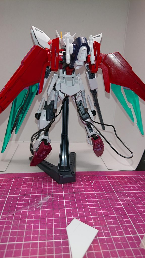 ビームウイングはこの装備の最大の特徴でウイングを展開すればセンサーで追い切れないような速度を出すことが出来るようになります。ただし電力消費が激しいためウイングは小さくハイパービームサーベルと併用出来ないなどの欠点もあります。ミラージュコロイドも搭載しており超高速移動しながら分身しているように見える。
ウイング最大出力時の稼働時間は7分が限界となっておりこれを越えると一時的にフェイズシフトダウンします。