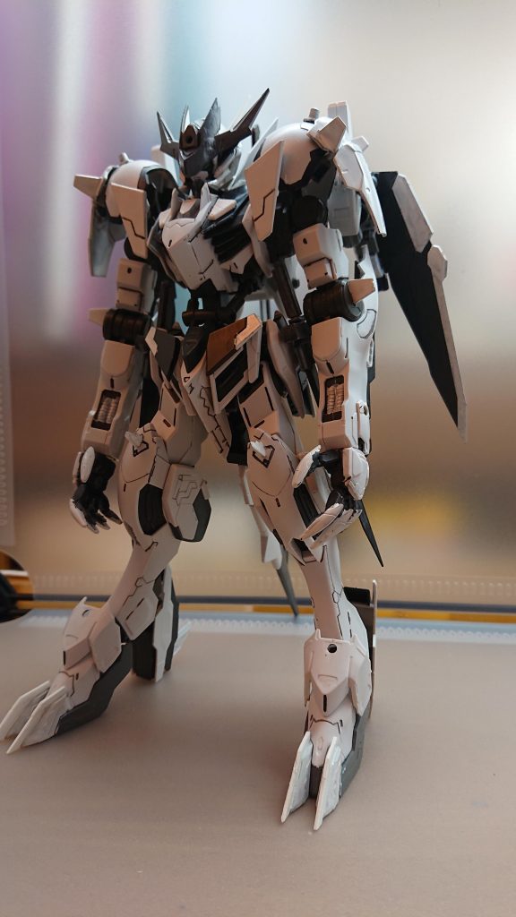 小隊組織 月牙隊のリーダー機で狼をモチーフにしている主に近接戦を得意とし、様々な武器を使用出来るテイルブレードも搭載しており遠距離ではこれを使用して攻撃を行うその獰猛さから敵からは鬼神と言う異名で呼ばれているまた、現時点では仲間と思われる機体が６機存在している月牙隊様々な世界を周りながら秘密裏に活動している小隊組織影ながら国とそこに住む人々を守りながら敵組織の目的と野望を阻止しているパイロットは月牙隊という小隊のリーダー口数が少なく無鉄砲な行いをしたりするため周りからは何を考えてるのか解らず不思議な雰囲気を漂わせているその結果誤解されやすいところがあるが本当は優しい心を持ち、努力家でもあり弱きを助け強者を挫くをモットーにしているその為仲間からの信頼も熱く彼の手で救われた人々からは影ながら英雄として称えられている