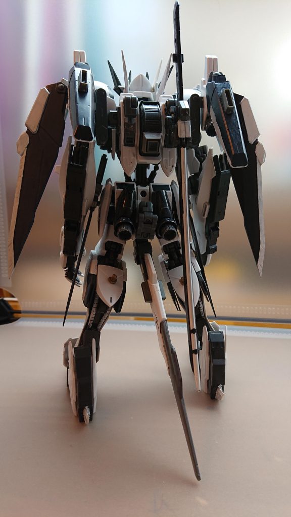 バックパックのテイルブレードを下半身に取り付けることで動物らしさを出していますテイルブレードがあった場所には代わりにブースターパーツを付けています足の踵にはブレードパーツを短く切って武器にしてます