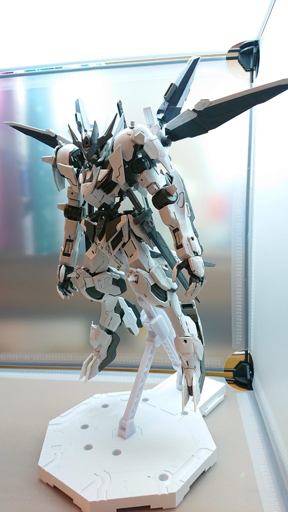 フライトモード背中のブースターとウィングが展開することで機動力と飛行能力を強化できるまた、ウィングは刃になっており飛行しながら敵を切り裂くことが可能