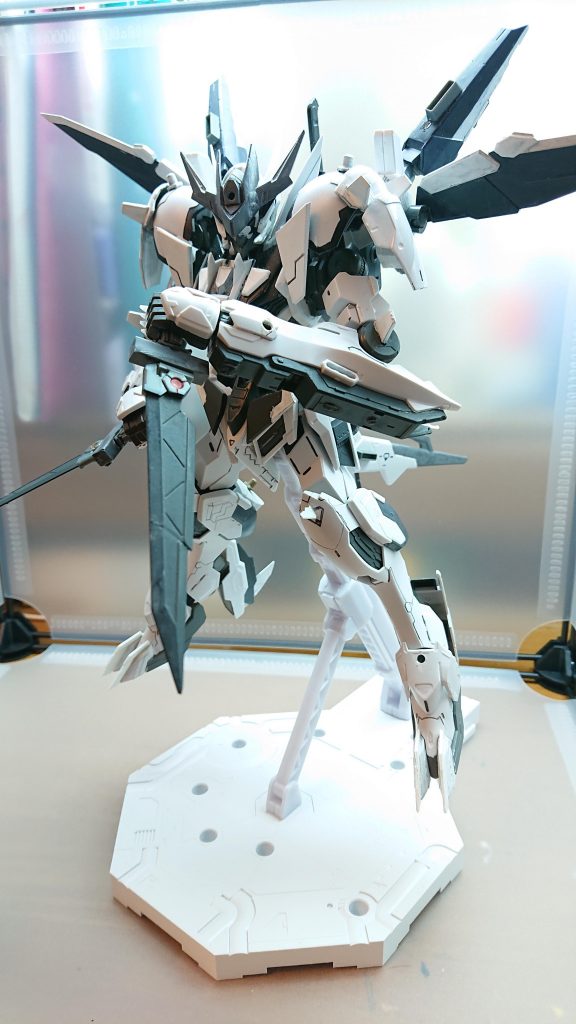 短剣 スコル、ハティヴォルフが使用する短剣連続攻撃で敵の装甲をズタズタに切り裂き、数多くの機体を破壊してきた大太刀 牙鉄切れ味が鋭くあらゆる金属を切ることが可能 