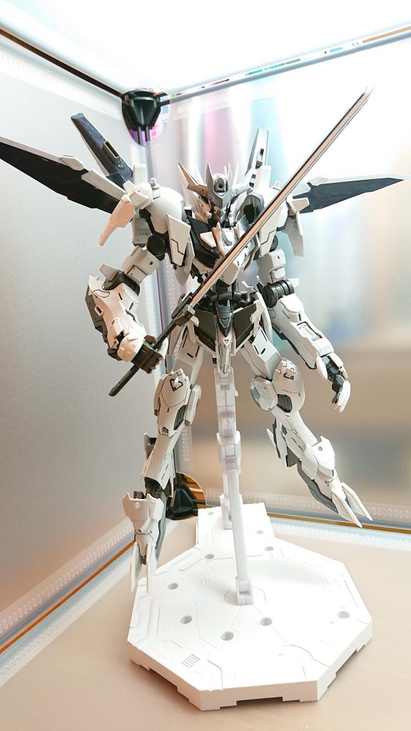 フライトモードの全体像膝や肩にも刃パーツを取り付けており足の爪はプラ板で盛っています