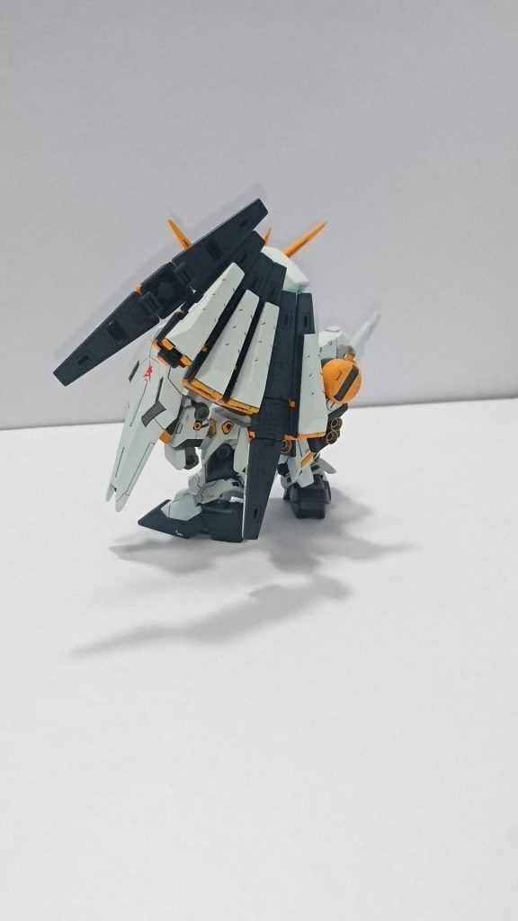 背面。

フィンファンネルは固定して製作。
塗り分けは大変でした…