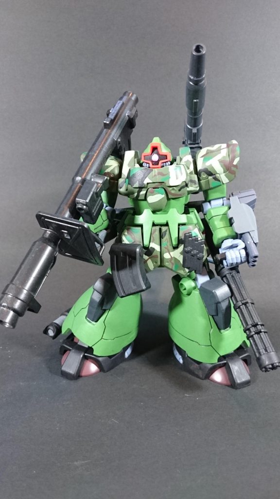 ドムなのでどうしてもバズーカを持たせたかったのでキャノンは左肩に配置しました。
火力支援と割り切った仕様なので近接武器は持ってません