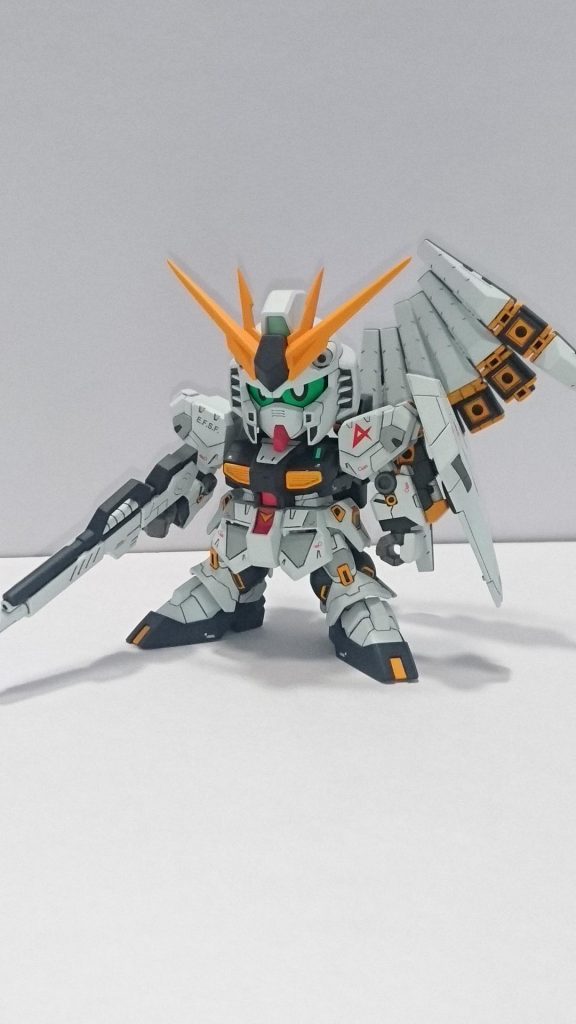 瞳のチェンジ。

スミ入れはいつもは明るい色で行うのですが、今回は白と紺、オレンジと紺と塗り分けるパーツが多く境目が明るい色だと違和感…

ということで一旦黒に近い色でスミ入れして紺部をマスキング。
白やオレンジをもう一度同じ色でオーバーコートするという手を使いました。