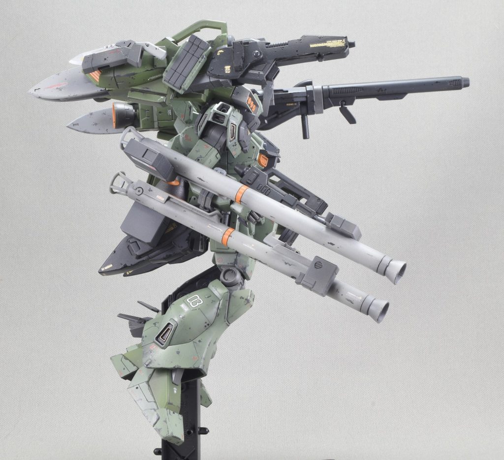 バスターバインダーはジェネレーター+プラットフォーム的な役割を想定して武器弾薬を鈴なりにとりつけ。