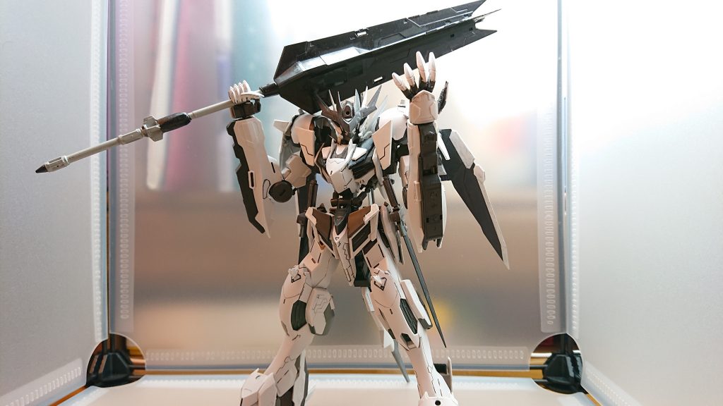 グランドメイス装甲の硬い機体や巨大兵器との戦いで使用その破壊力は大地を砕き敵を粉砕する最大質力で使用すれば複数の敵を一瞬で蹴散らすことができる 