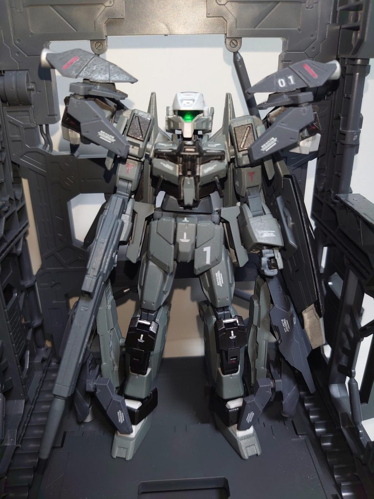 FASTパック装備状態。
ユニットは本体と違うグレーで塗装し、印象の変化が現れるようにしてみました。
ここでは指揮官機を用いていますが、頭部センサー以外は一般機にも装備可能です。