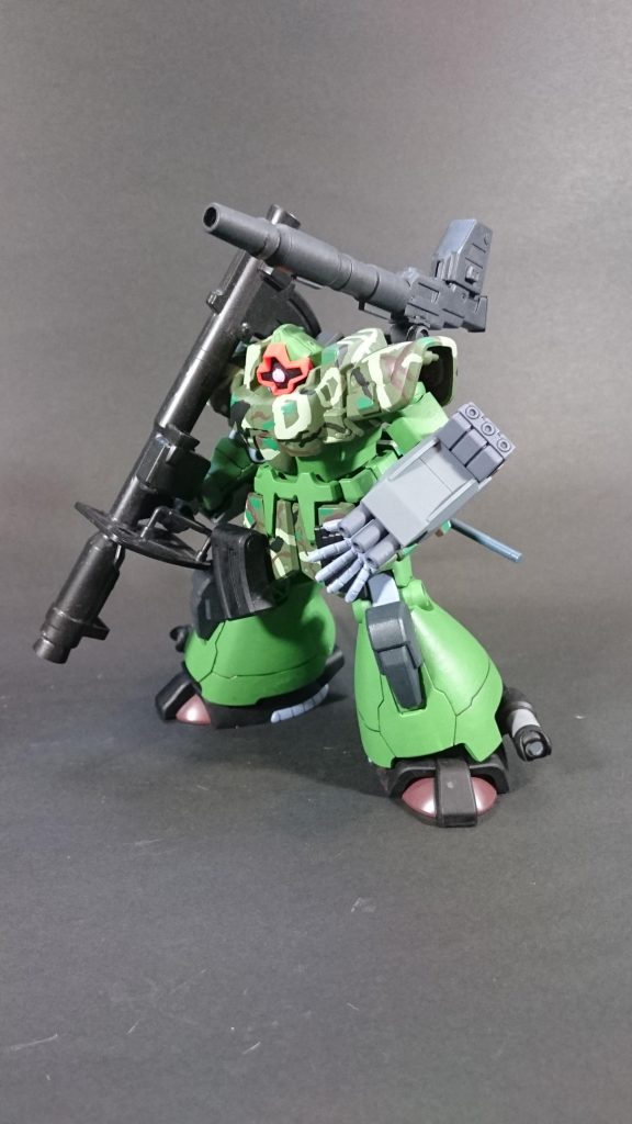 キット付属のバズーカ、マシンガン、シュツルムファウストに加えゲルググの3連ランチャーにガトリング、自作のキャノン砲を追加
重装備です