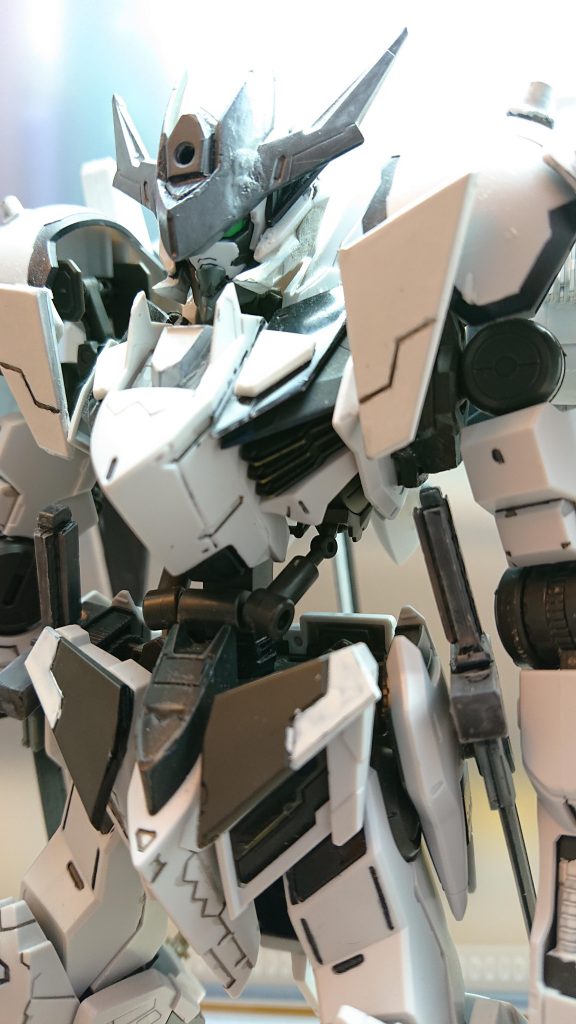 上半身はルプスレクスの大型メイスの刃を肩やスカートに付けることで装甲らしくしています胸の鉄華団マークは細かく切ったパーツを付けて隠しています額の穴はあることをするために必要な為空けているちなみに体のあちこちに穴やジョイントがあるのですがそれは後の面白いことをするためにあるのでいつか投稿します