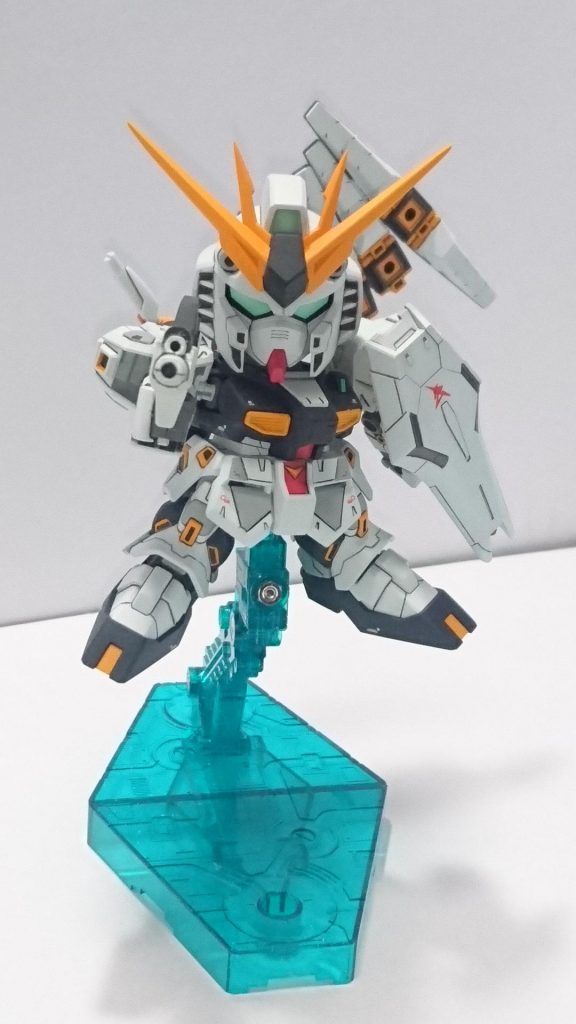 塗装はホワイトは黒、シアン、マゼンタを混ぜた寒色系ホワイト。
グレーに振ることで隠蔽力が高くなるので効率も上がります。

紺はフィニッシャーズのスーパーディープブルー。

オレンジ、レッドは蛍光カラーを混ぜてます。

各部のオレンジは塗り分けの効率を優先してピンク下地です。

肩やスカート裏、スネ裏は暗い色ではなく重く見えないようにライトグレーを吹いてます。