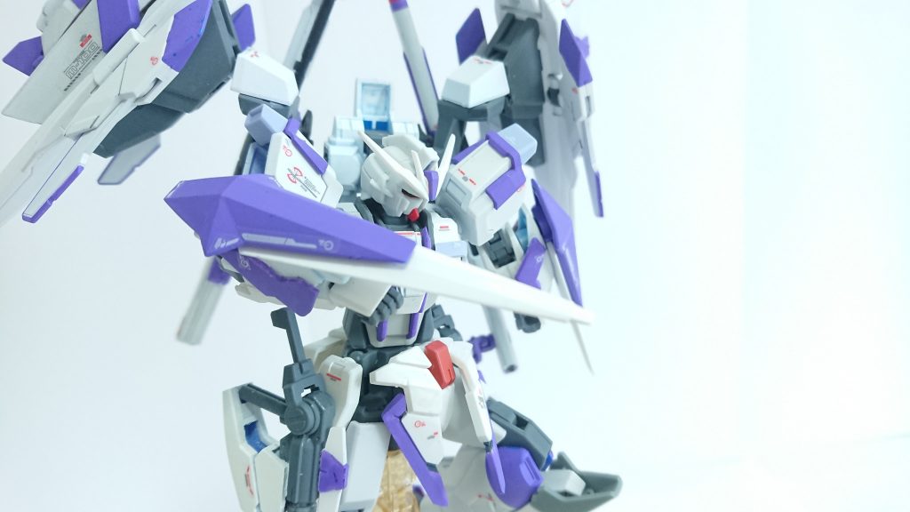 ショートブレイドミニシールドはオーライザーのバインダーのパーツのミサイル付近を切り取り再接着。ブレイドはダブルオーのGNソードⅡの刃部分のみ切り取り挟み込んでいます。