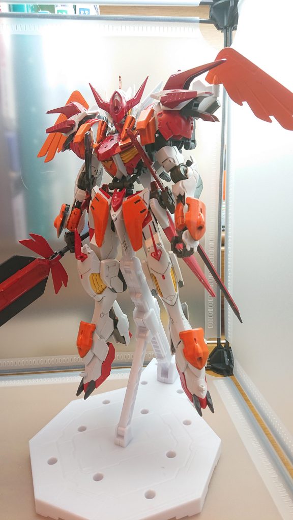 フライトモードバックパックに折り畳まれてる翼が展開して飛行が可能空中戦で最大限の力を発揮できる