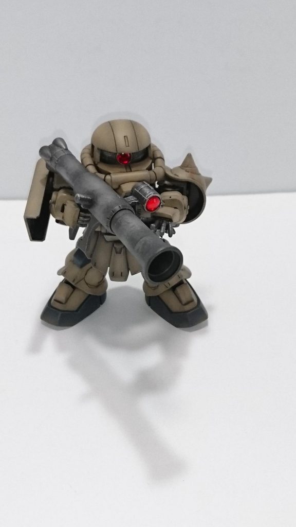 バズーカやライフルはメタリックグレーで塗装した後、エナメル塗料で金属の斑を表現しました。