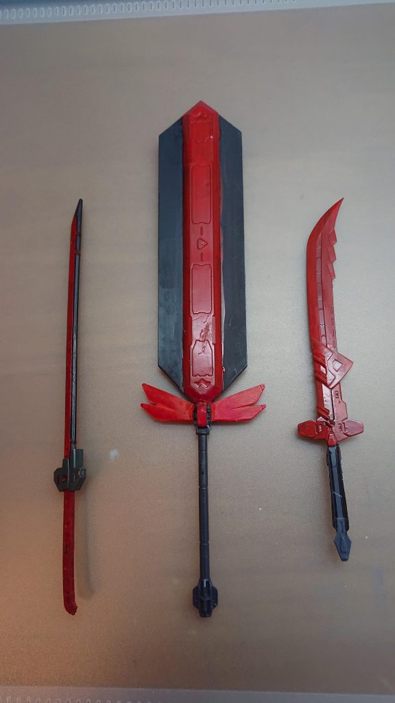 扇刀 炎斬カルラが主に使用する大剣防御にも使用可能で一振りで敵を一掃する中剣 炎牙近接戦闘で使用する中型の剣刀身が赤く染まっており機体の装甲を焼き切る大太刀 炎獄刀炎魔カルラの使用する太刀にして秘密兵器赤黒い炎を放つことが可能で機体を溶かし周囲を炎に包み込むことができるそれはまるで地獄の炎のように全てを焼き尽くすちなみに炎魔には兄弟刀が存在しておりそれも保管してあるどんな剣なのかはまだ謎である