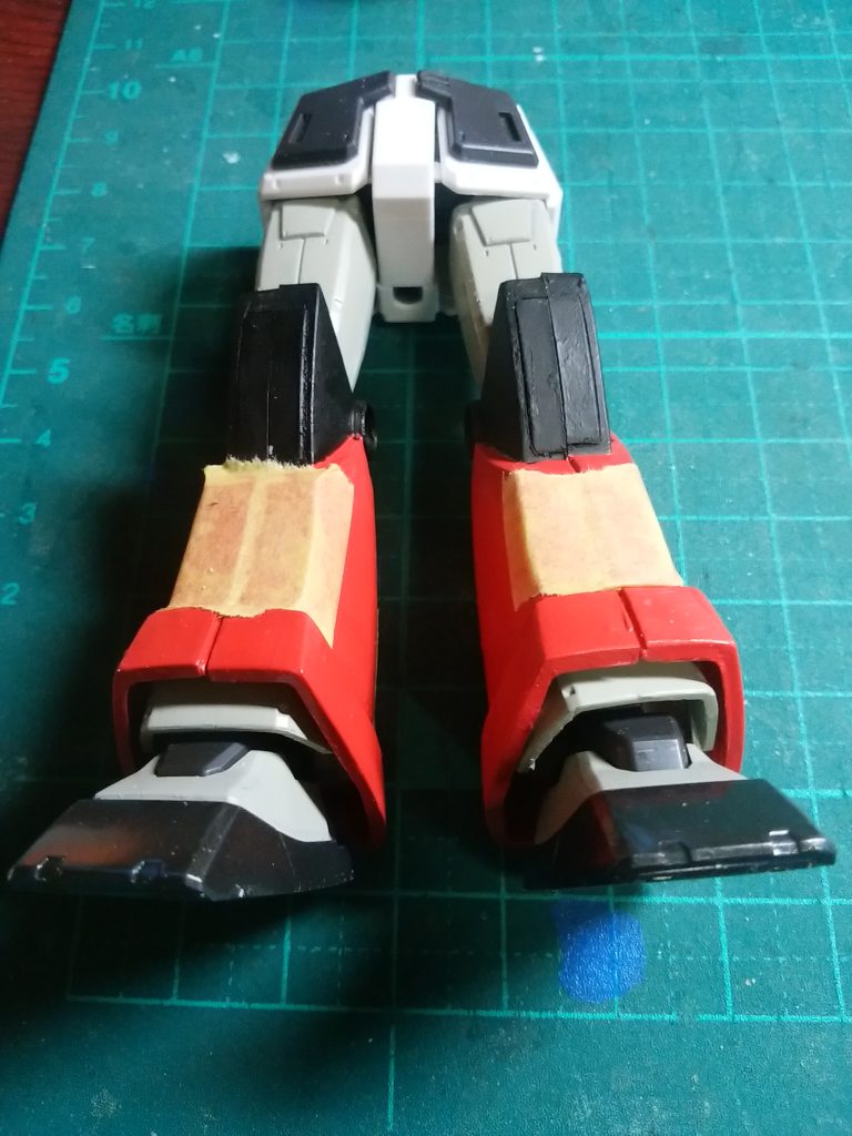 膝下部分の増加装甲、旧キットを被せました。中のアンクルアーマーは稼動するようにしてあります。