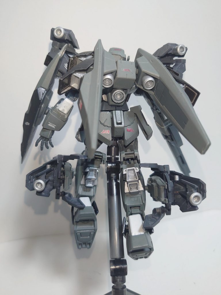 背面。
背面は推進器の塊になっています。