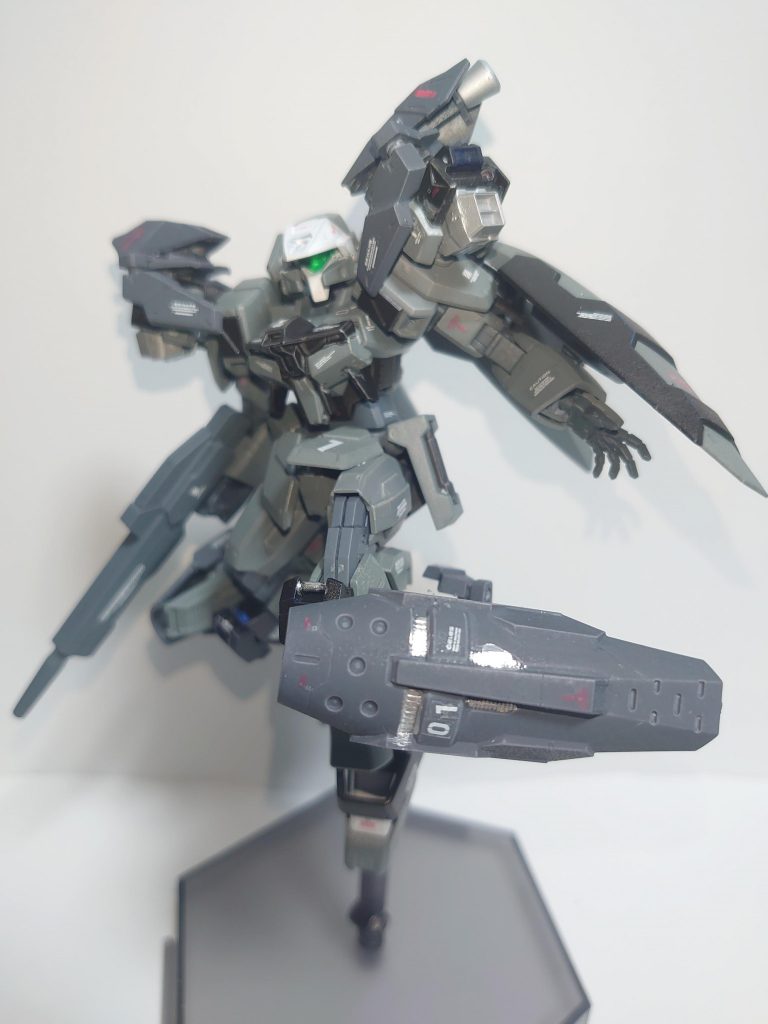 FASTパックは基部が動くことで噴射方向を自在に変更できるようになっている他、脚部の物は装甲を展開することでシールドにすることが出来ます。