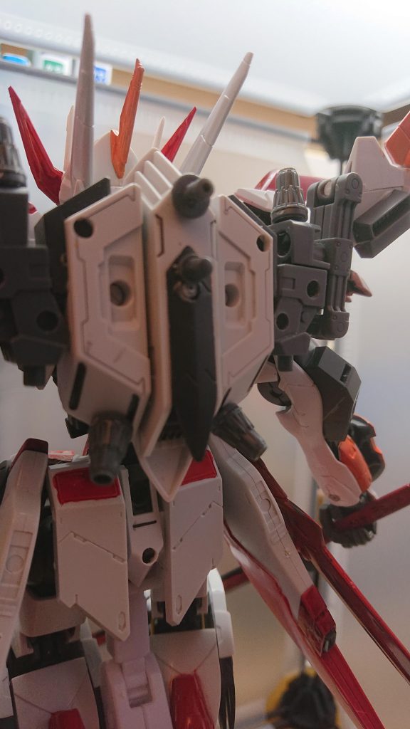 背中にはグレンの秘密に関係するジョイントが存在する