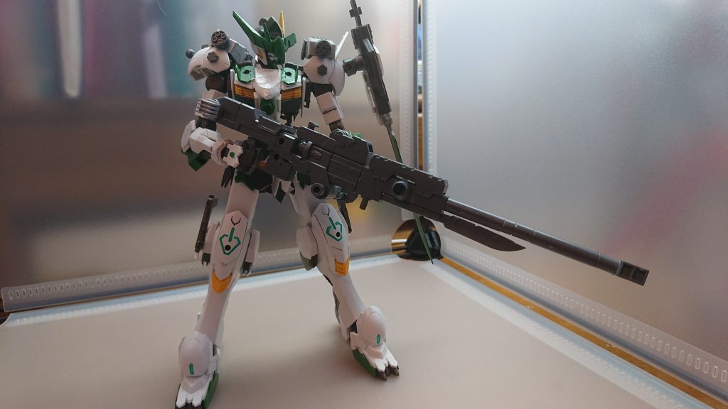スナイパーライフルロビンフッドの主要武器遠距離狙撃を得意とする様々な弾丸を使用可能で一発で敵を仕留めることが可能ロングライフルパーツを外すことで中距離狙撃にも使用出来る
ショルダーガトリングロビンフッドの肩に装備されているガトリングガン近距離での戦闘で使用される玉数に制限はあるが破壊力は高い