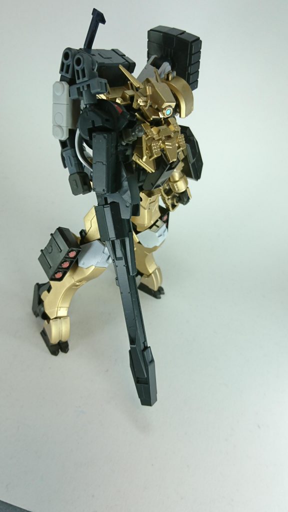 右腕試作複合兵装
亜音速超長距離狙撃砲「ゴルゴネイオン」
右腕部には試作リアクターを搭載した超長距離砲を装備
通常弾とダインスレイブを撃ち分けられ
る