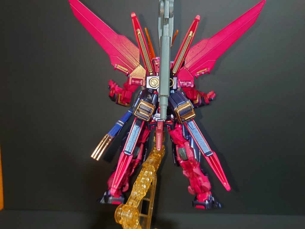 背部のショット
バーニア部分はレッドゴールドでの塗装です。
各種センサーはメタリックピンクでの塗装です。
いろいろアイデアがあるんですがアザレアフレームとは別のコンセプトで作るかもしれません。
しかし、アザレアフレームにはまだ着けたいものがあるのでそれ装着したものを後日時間があったらあげたいです。
塗装に関してはマーカーです。
最初、どぎつい色してると思いましたが徐々にいい感じに見えてきました。
きっとこれは、食品メーカーがよくやる愛が芽生えちゃうタイプですね。