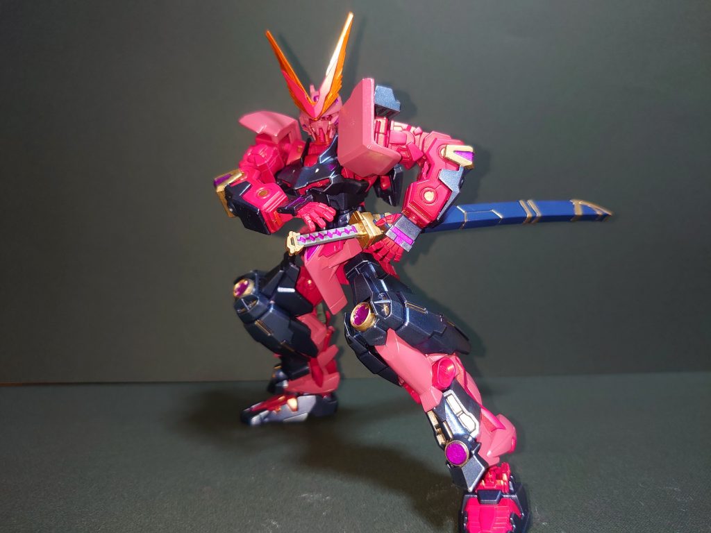 フレームはシャアレッドでの塗装で白い装甲はシャアピンク2で塗装しています。
また、その他の膝当てなどの外装はメタリックダークブルーと分けています。