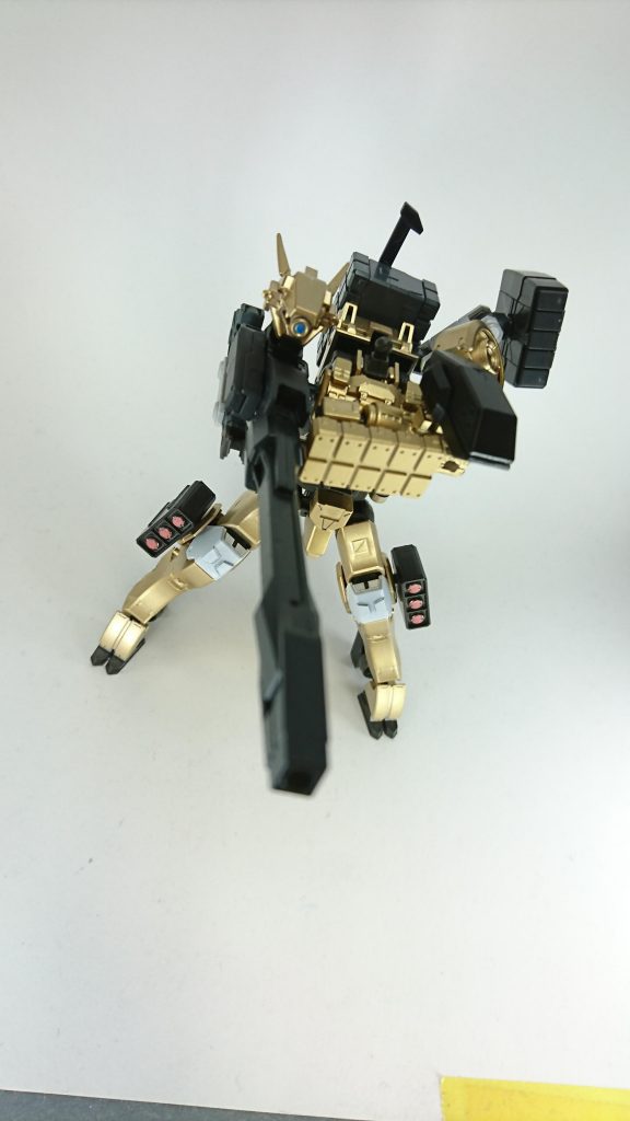 精密狙撃時にはフェイス部分がゴルゴネイオン側に移動し左腕部で砲自体を固定し寸分狂わず相手を撃ち抜く