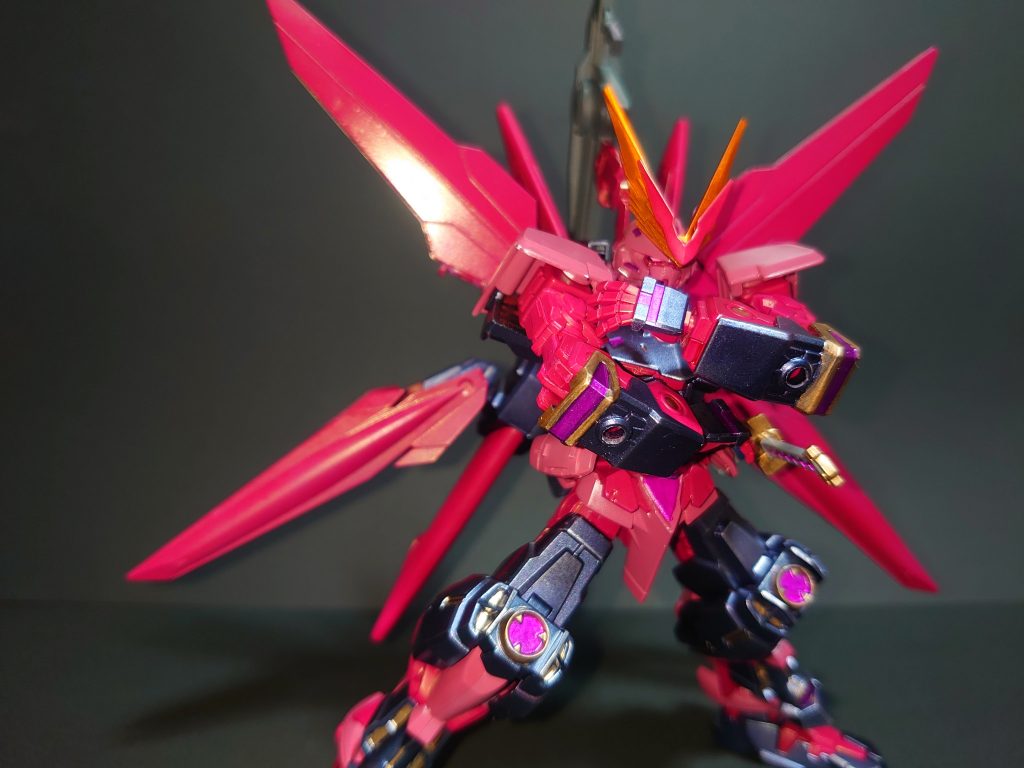 塗料と部品がなかったので前回は中途半端な状態で投稿しました。申し訳ありません。

撮影はいつもスマホで自然光を使ってしていたのですが、今回はスマホの照明を利用しています。
そのため、ガンプラが光をよく反射しています。
しかし影が、綺麗に写り混むのでこれはこれで良いかなと思ってます。

アストレイレッドフレームが好きなのでどうしても模型屋で見ると手が離れません。
刀の塗装が楽しいんです…

今回はどぎついカラーリングになったので次回は落ち着いたものにしたいですね。