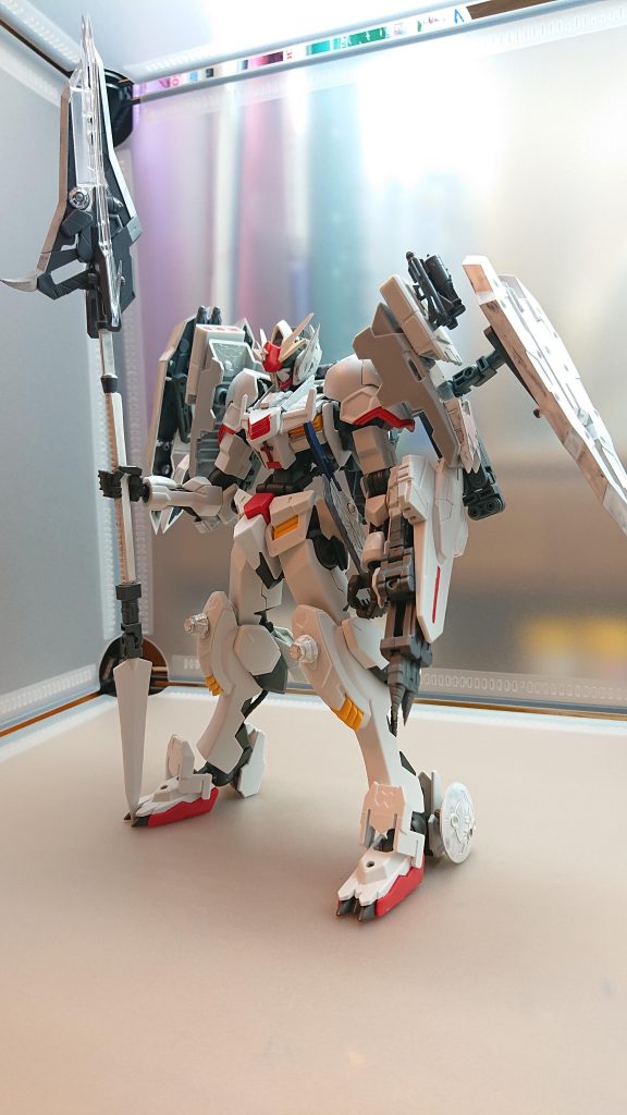 バルバトスメディクス
月牙隊4番目の機体主に救助活動とメンテナンスを想定して作られた機体だが戦闘能力は高く巨大な槍での攻撃とバックパックの盾による防御を備えたバランスの良い機体となっている遠距離対策としてミサイルやキャノン砲を装備、弾を変えることでレスキュー用ツールとして使用可能となっている
パイロットは女性で片足が事故で義足になっているが彼女はあまり気にしていない自分と同じような人を出さないために月牙隊に所属している元気が取り柄で少し天然なところがある為、隊のムードメーカー的存在月牙隊の中では最年少で特にカルラのパイロットからは妹のように可愛がられている