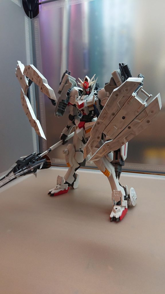 救済の盾メディクスに装備されている巨大な2つの盾防御力が高く狙撃や打撃、ビーム攻撃などの攻撃に耐えることが可能盾が展開することで巨大なハサミになり敵の拘束、切断だけでなく障害物や瓦礫の除去などに役立つ
白蛇の槍メディクスのメイン武器の巨大槍透明な刃は切れ味と貫通能力が高く分厚い装甲や壁を一撃で貫くことができる