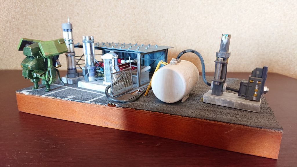 グリモアレッドベレーを引き立たせるためにベースも作製
工場をイメージしていたはずなのにガレージっぽくなってしまいました
建物はプラ板とプラ棒を組み合わせました
金網は網戸の網、1mmプラ棒と針金
貯蓄タンクはペットボトルキャップ、左の梯子は伸ばしランナーを使用