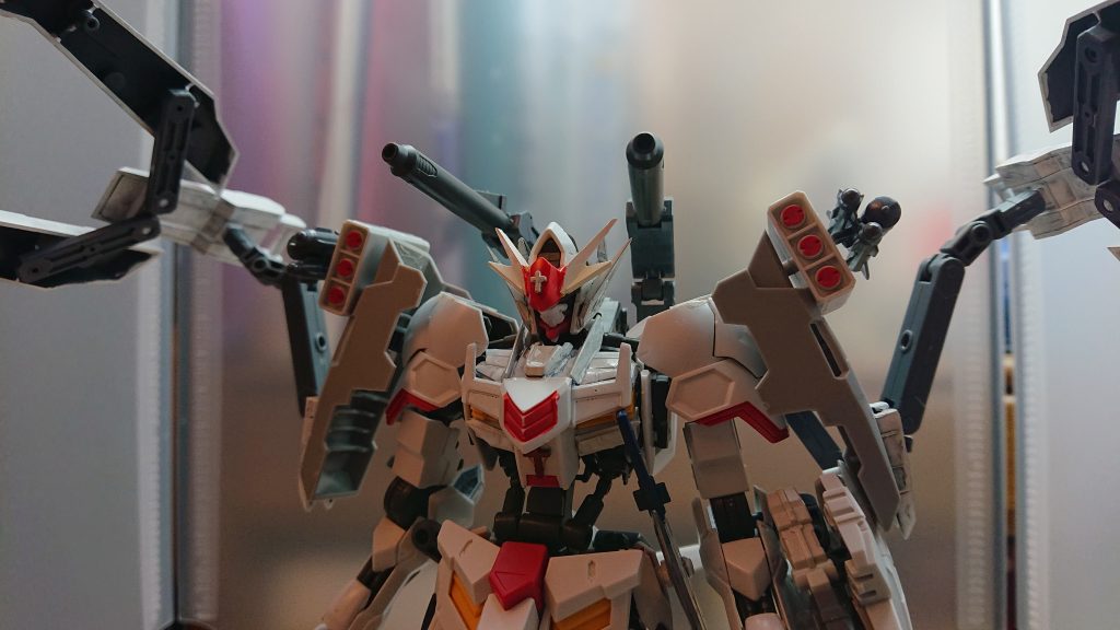 レスキューミサイルメディクスの肩に装備されているミサイル破壊力がない代わりに冷却弾が搭載されており、火災の消化や敵の動きを封じることが可能弾を溶解弾に変えることで敵の装甲や武器、倒壊寸前の建物を溶かすことができるバックキャノン遠距離攻撃に有効で後方からの攻撃にも対応しているただしレスキュー用のツールなので威力は高くない