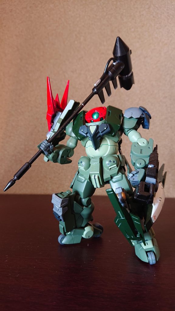 左右非対称の機体でありグリモアレッドベレーがベースとなっている。
右手部には大槌、左手部には戦国アストレイの型鎧を装備
見た目通り近距離特化となっている