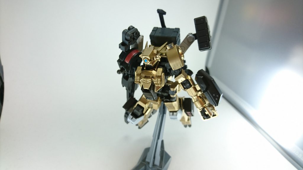 精密狙撃時に展開する腰部ブースターによりある程度の機動力はある