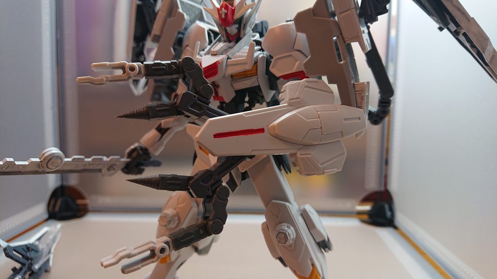 メディックシールドメディクスのもう一つの盾ドリルやマニピュレーターが搭載されており機体の分解と味方の機体修理を目的としている戦闘中にも使用可能で戦いながら敵の機体や武器を分解する